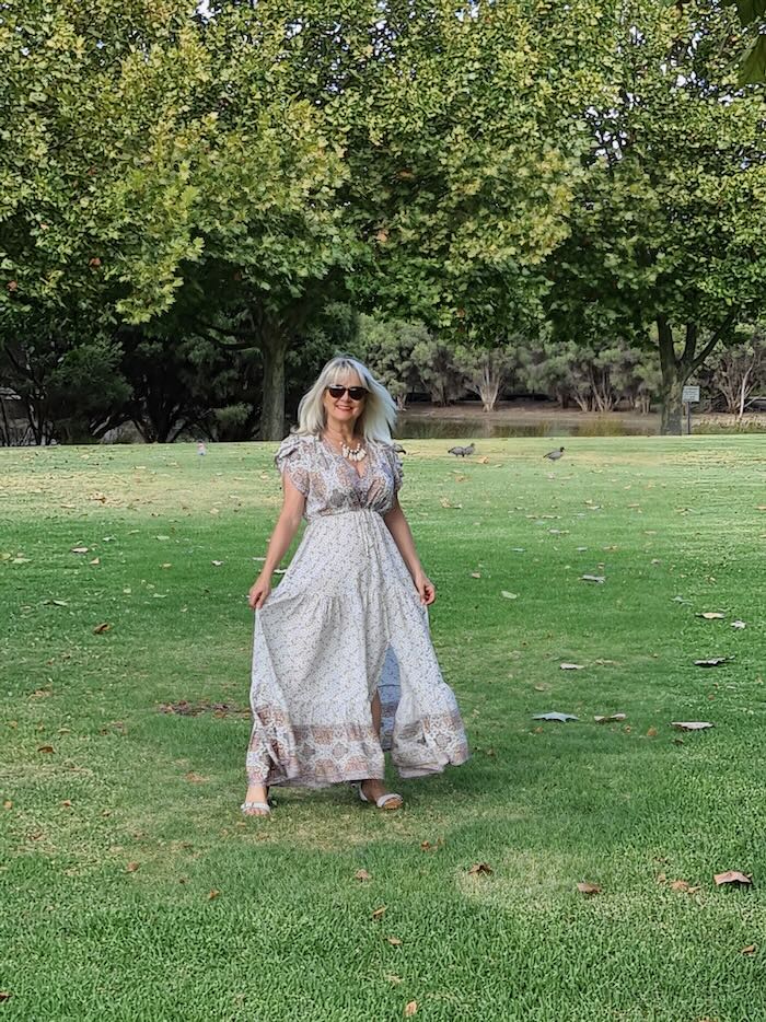 Image of one of the best style dresses to hide tummy. Maxi dress worn by blogger Jo Castro.